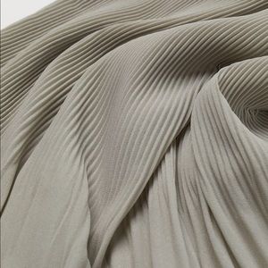 Short, sleeveless dress in airy, pleated chiffon. Subtle A-line cut.